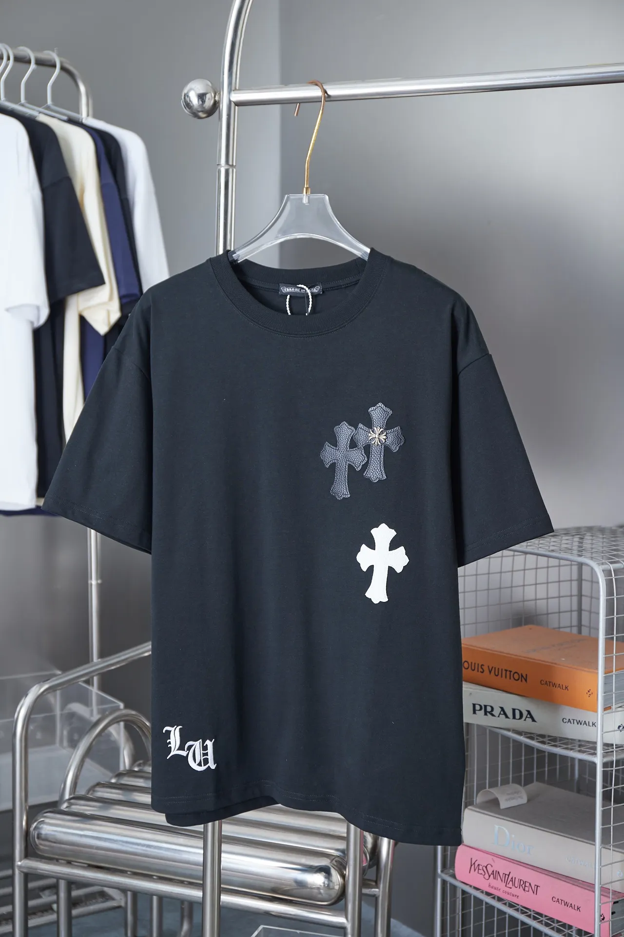 🅿️200 Ch*ome Hearte 25SS Early Spring New Style Contrast Color Crouching Brand Short Sleeves Light Luxury Essential Item for Daily Commuting for Men and Women Correct Version Welcome to Compare Detailed Features · 320g 100% pure cotton double yarn jersey fabric · Custom dyed in the same cylinder, special thickened 32 pieces double-strand 1X1 thread · Imported Tajima machine embroidery tatami embroidery · Hand-embroidered leather tag hardware · Double-needle stitching and cross-stitch technology · Original main mark, washed tag, branded moisture-proof paper packaging Color: Black/White Size: S/M/L/XL